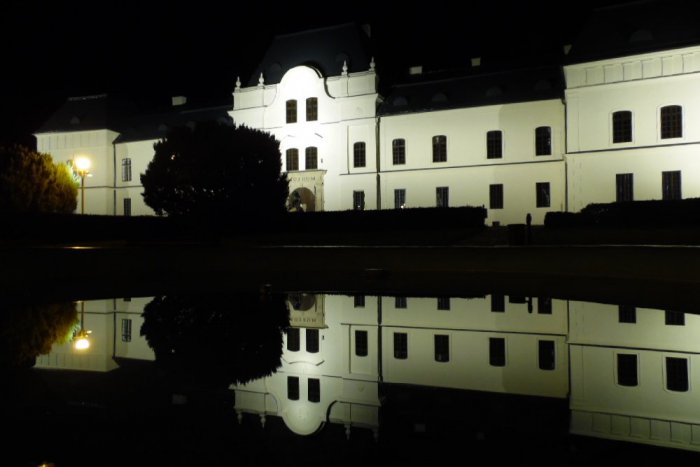 Ilustračný obrázok k článku Krásny nočný pohľad na dominantu mesta: Kaštieľ v Humennom sa dočkal osvetlenia!