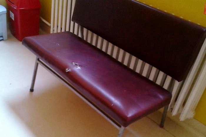 Ilustračný obrázok k článku Týmto lavičkám v humenskej nemocnici odzvonilo: Pozrite FOTO, ako to bude po novom