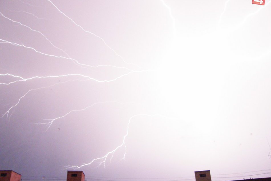 Ilustračný obrázok k článku Humenné varujú pred búrkami, intenzívnymi lejakmi a aj krupobitím: V týchto hodinách si dajte pozor!