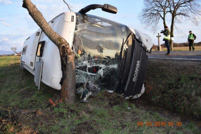Ilustračný obrázok k článku Autobus s cestujúcimi skončil v strome: FOTO priamo z miesta