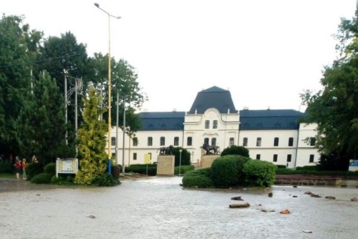 Ilustračný obrázok k článku Kaštieľ v Humennom sa po silných dažďoch zmenil na vodný hrad, FOTO