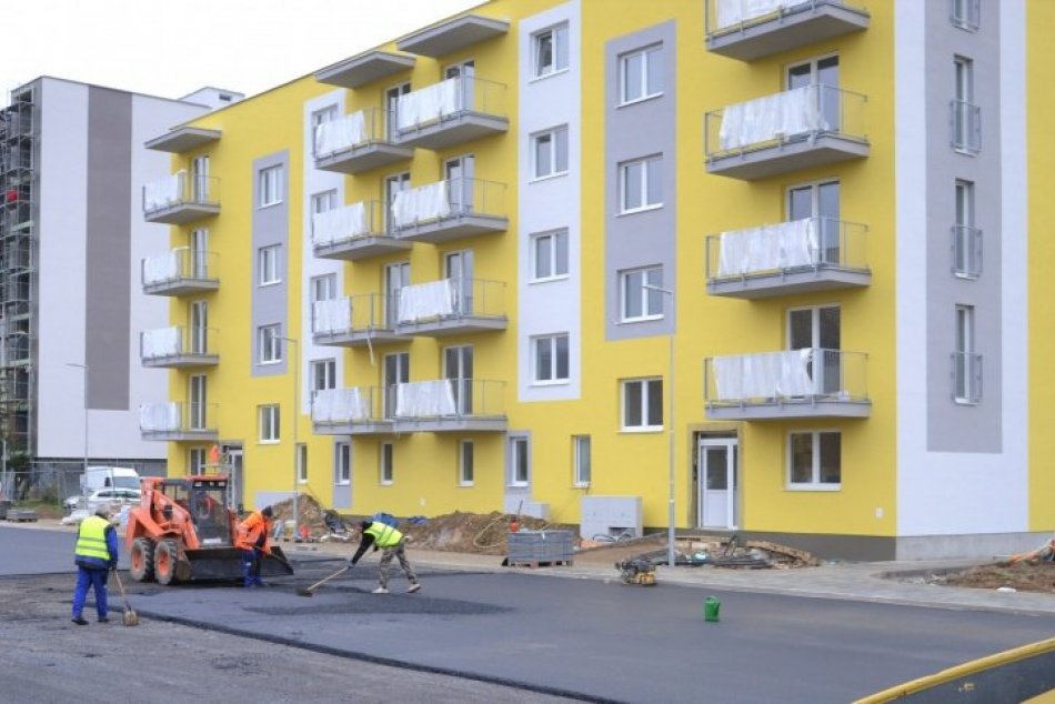 Ilustračný obrázok k článku Stavba novej mestskej bytovky v Humennom ide do finále, FOTO