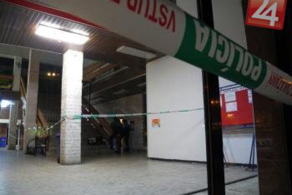 Smrť na autobusovej stanici: Na toaletách našli muža, ležal pri ňom nôž!
