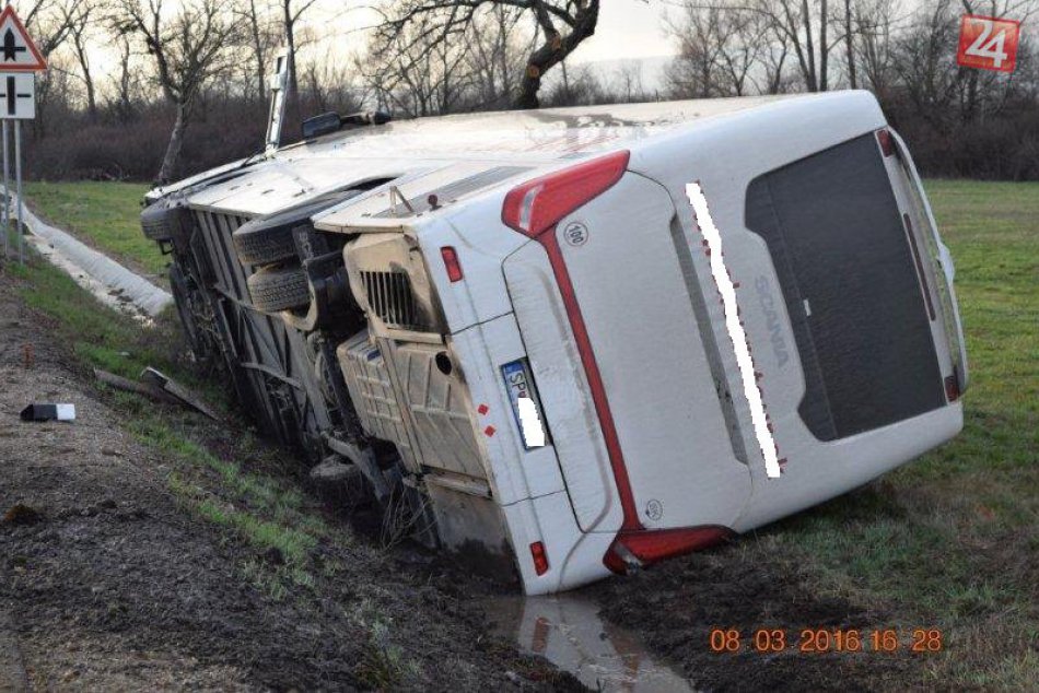 Hrozivo vyzerajúca nehoda autobusu skončila len s ľahkými zraneniami
