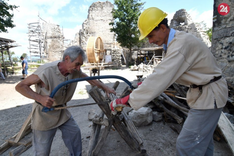 OBRAZOM: Pri obnove Vinianskeho hradu používajú i dobový šliapací žeriav