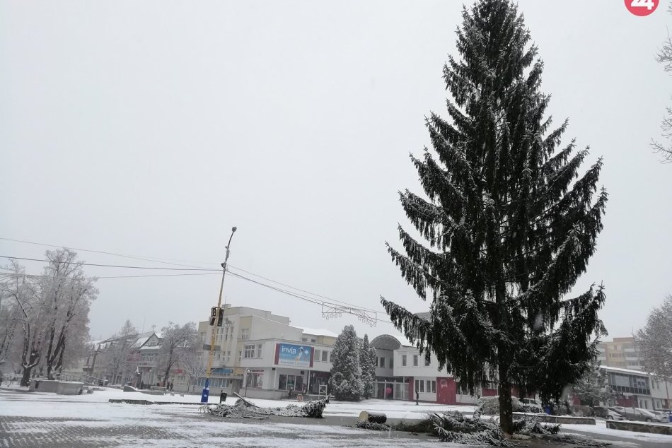 Na námestí v Humennom už stojí vianočný strom. Obzrite si ho